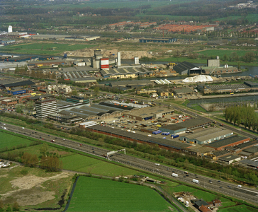805583 Luchtfoto van een deel van het industrieterrein Lage Weide te Utrecht met op de voorgrond de A2 en links het ...